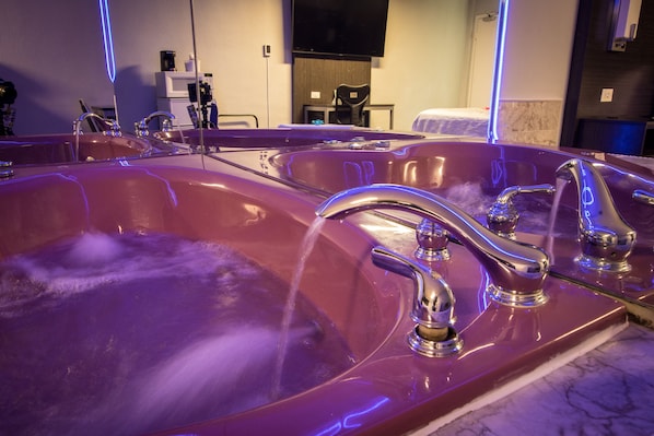King Bed w/ JettedTub Smoking | Jetted tub