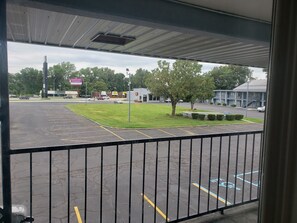 필로우탑 침대, 책상, 노트북 작업 공간, 암막 커튼