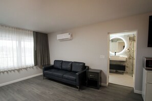 Pillowtop beds, desk, laptop workspace, blackout drapes - Envi Boutique Hotel Henderson-Evansville South (Henderson)