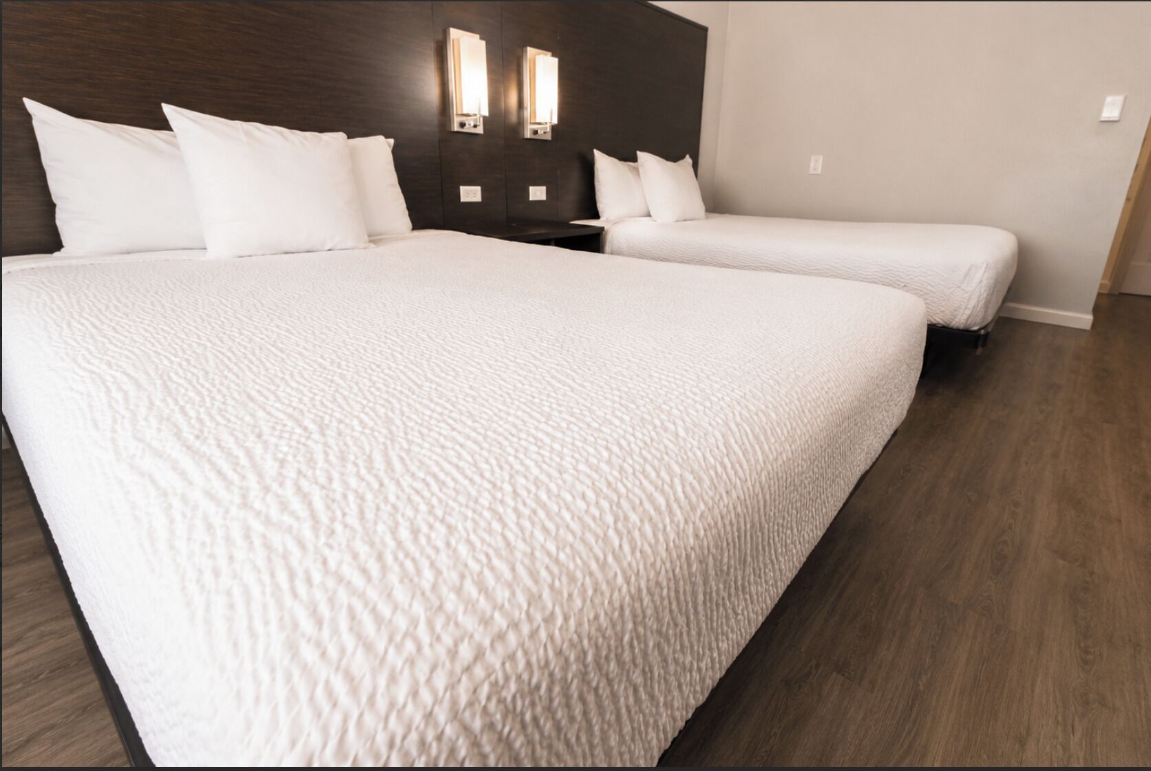 2 Queen Beds Accessible Non-Smoking(Pet) | Camas con pillow-top, escritorio y espacio para trabajar con laptop 