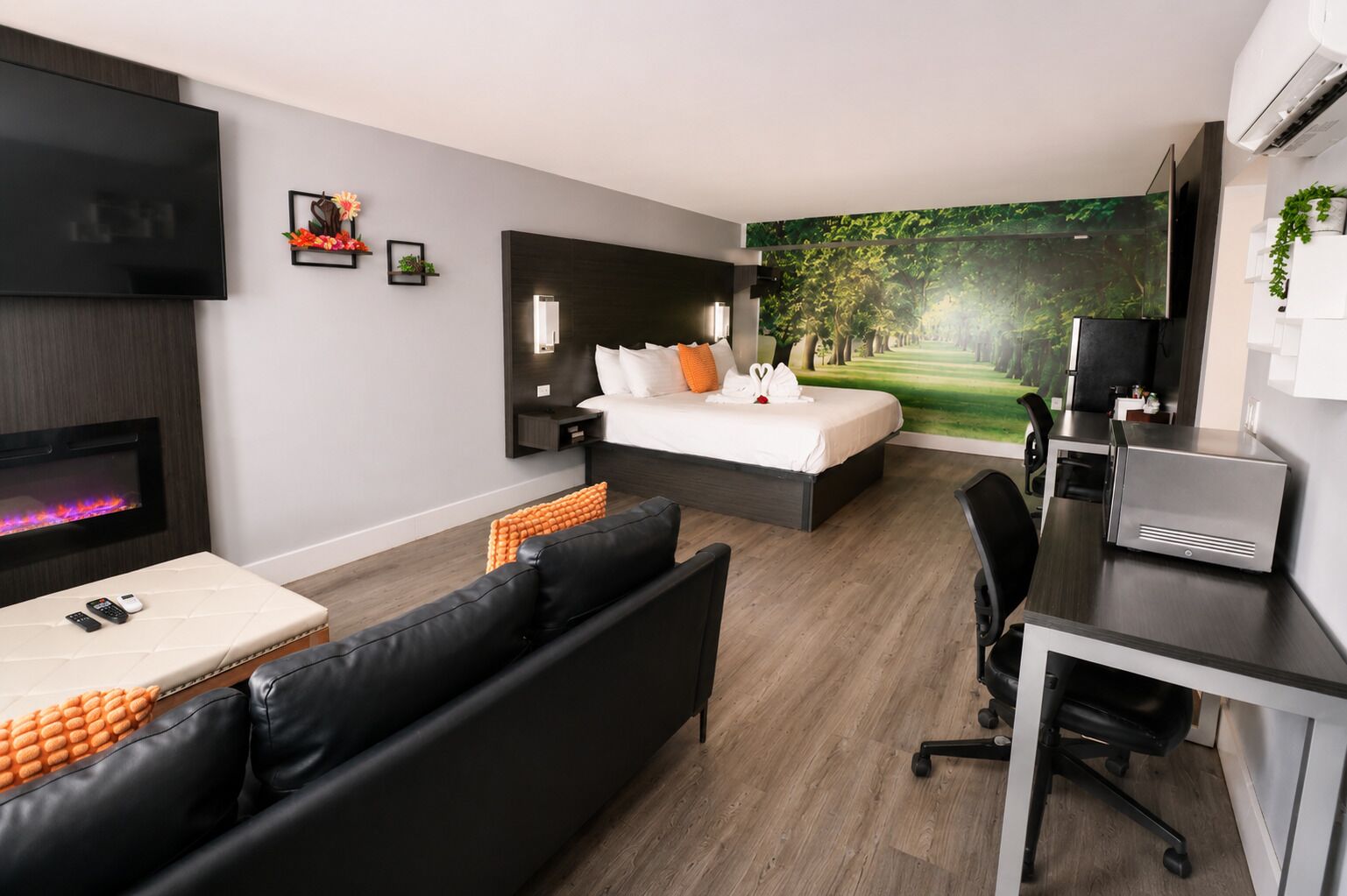 Honeymoon Suite w/ JettedTub Smoking | Pillowtop-Betten, Schreibtisch, laptopgeeigneter Arbeitsplatz