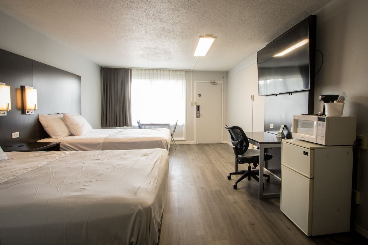 2 Queen Beds Smoking | 1 bedroom, pillow-top beds, desk, laptop workspace