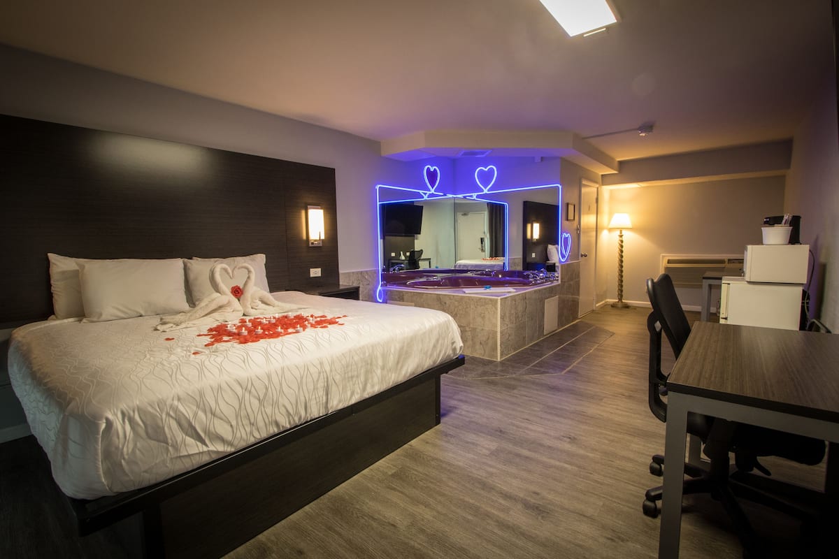 1 bedroom, pillow-top beds, desk, laptop workspace