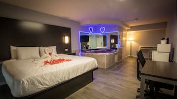 King Bed w/ JettedTub Smoking | 1 bedroom, pillowtop beds, desk, laptop workspace