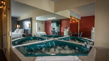 King Bed w/ JettedTub Smoking | Jetted bathtub