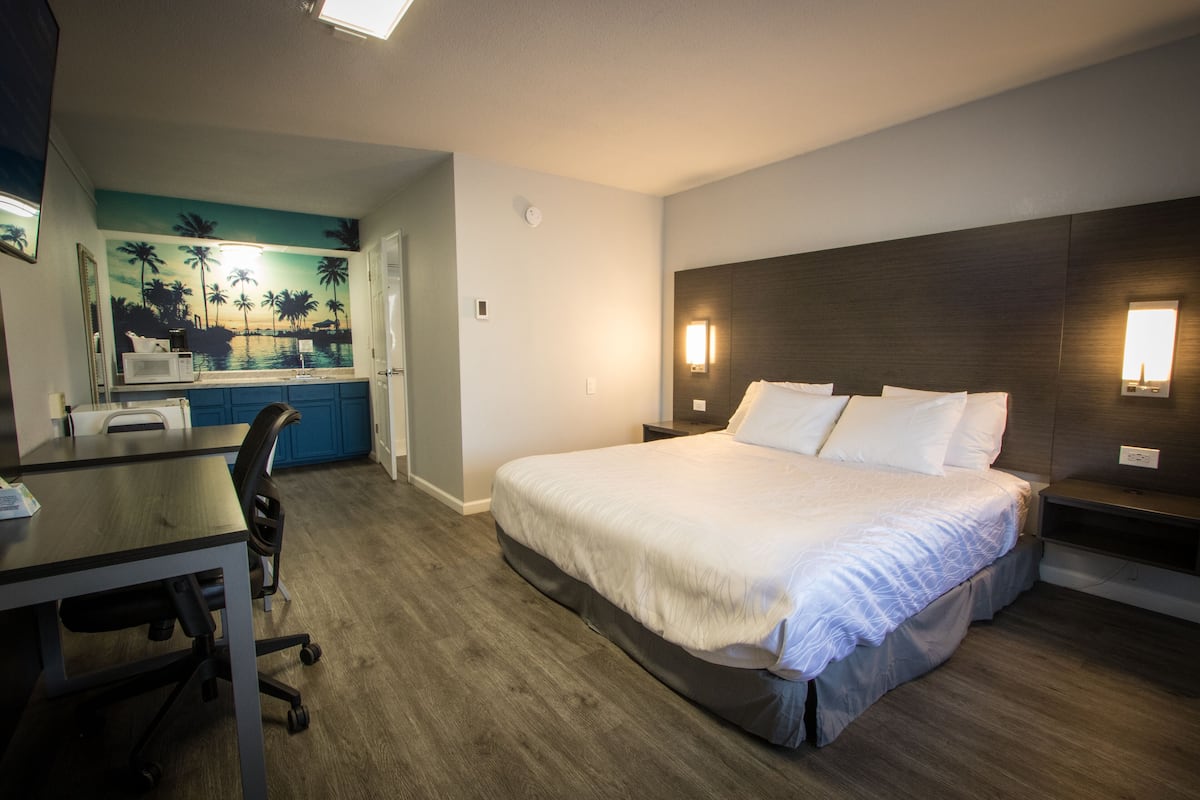1 bedroom, pillow-top beds, desk, laptop workspace