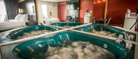 King Bed w/ JettedTub Smoking | Jetted tub
