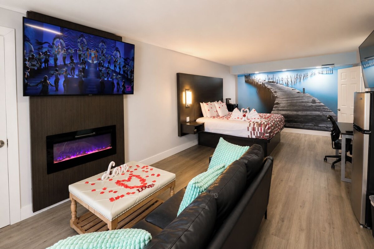 Honeymoon Suite w/ JettedTub Non-Smoking | Premium bedding, pillowtop beds, desk, laptop workspace