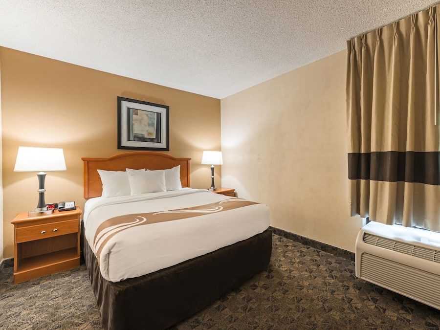 1 Queen Bed, Nonsmoking | Meja kerja, setrika/meja setrika, dan tempat tidur lipat/tambahan