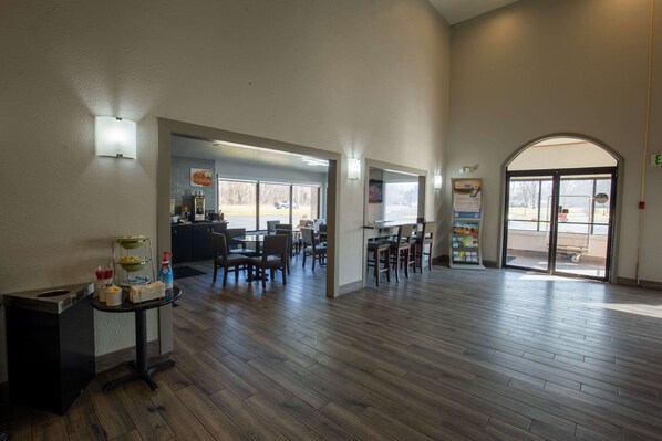 Free daily self-serve breakfast - Quality Inn & Suites Portage Central (Portage)