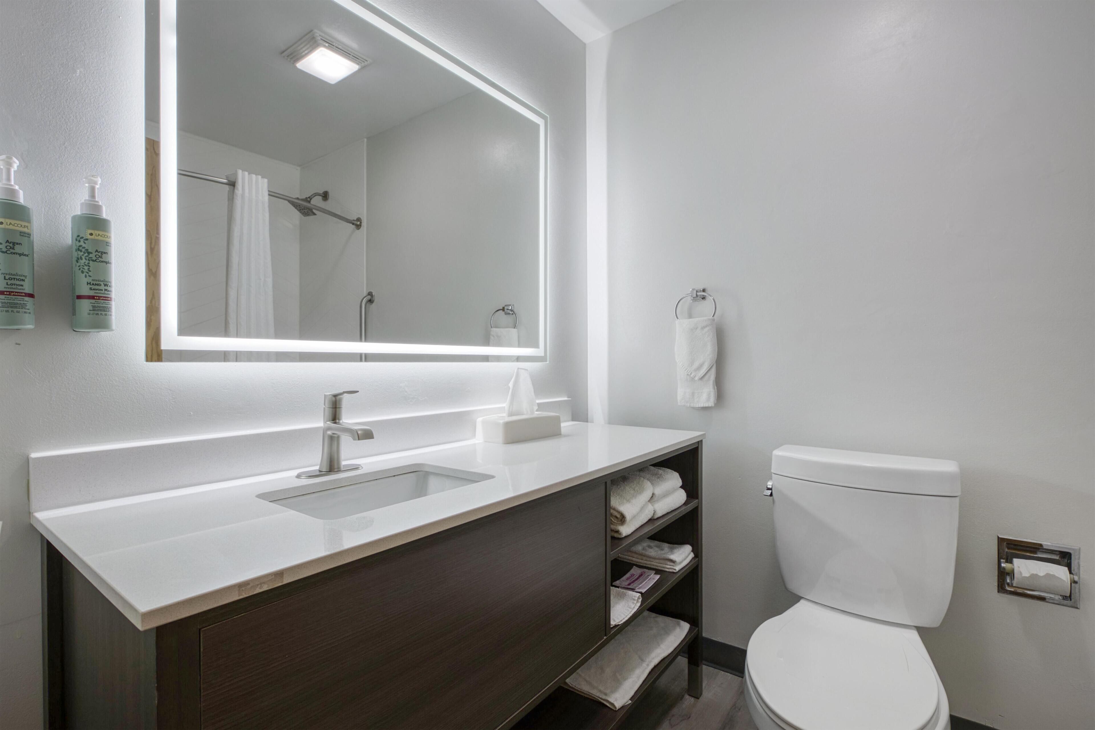 Standard Room, 2 Double Beds, Non Smoking, Refrigerator & Microwave | Bathroom | Combined shower/bathtub, free toiletries, hair dryer, towels