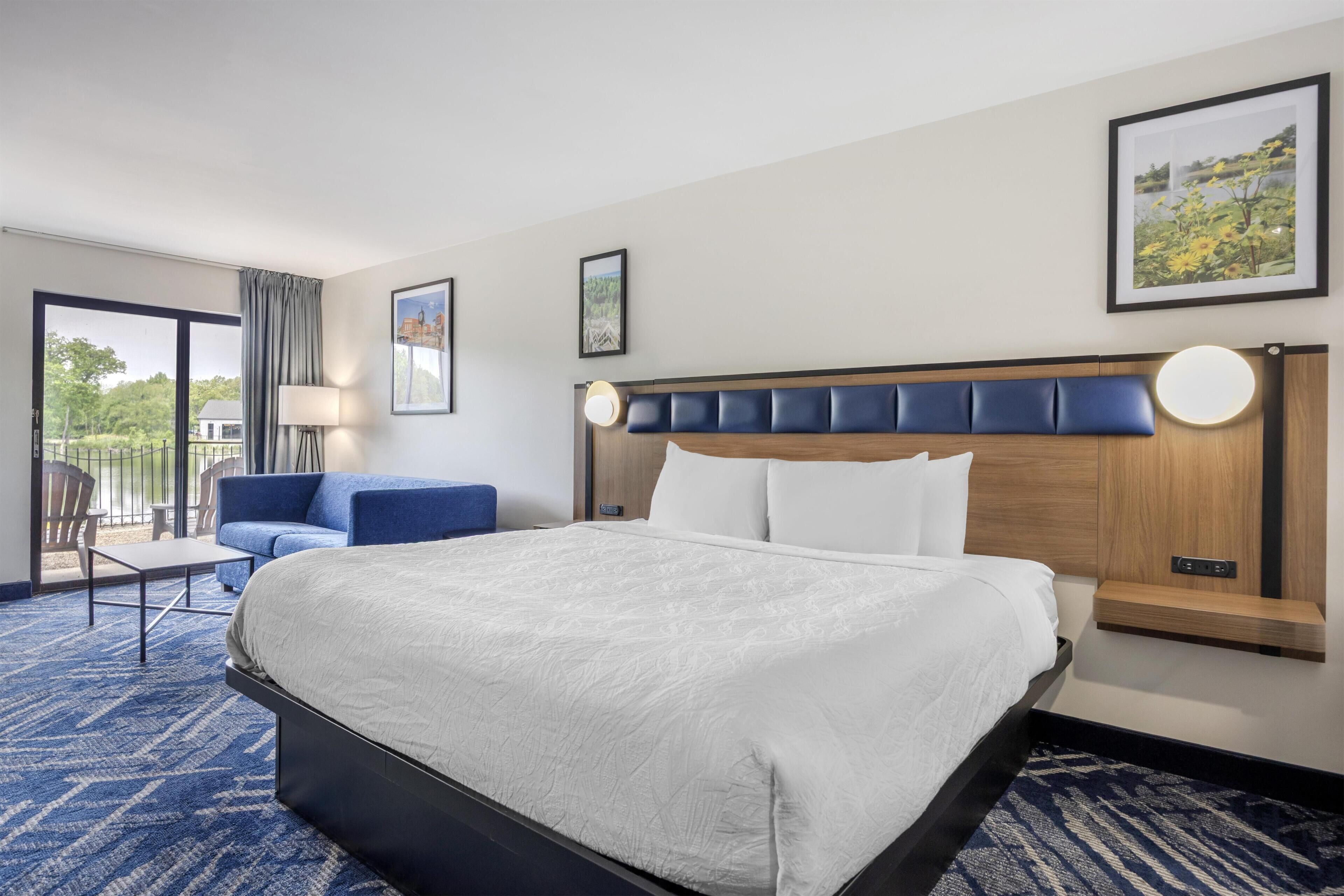 Standard Room, 1 King Bed, Fireplace, Lakeside (with Sofabed) | Hypo-allergenic bedding, laptop workspace, iron/ironing board