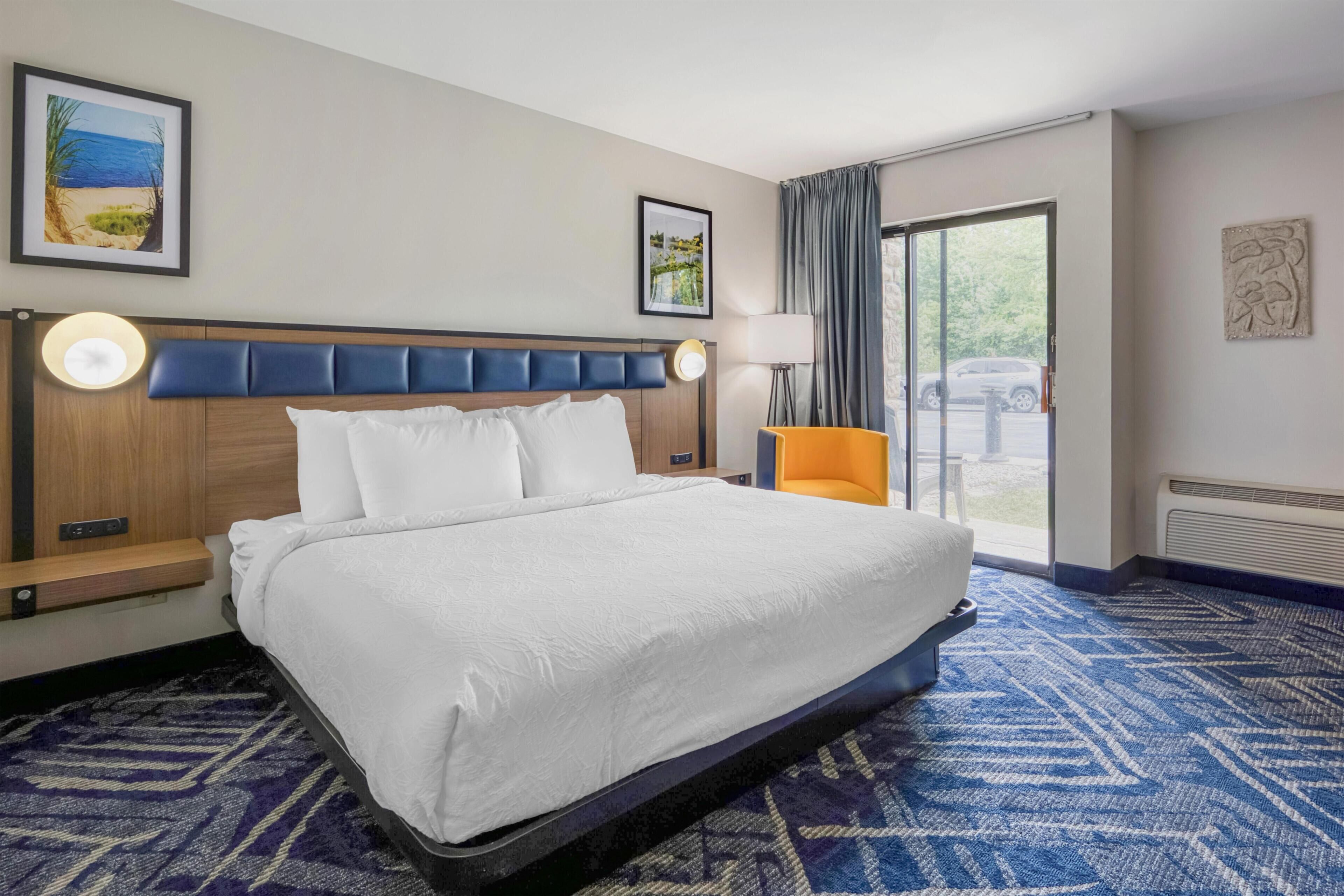 Standard Room, 1 King Bed, Accessible, Refrigerator & Microwave (Walk-in Shower) | Hypo-allergenic bedding, laptop workspace, iron/ironing board