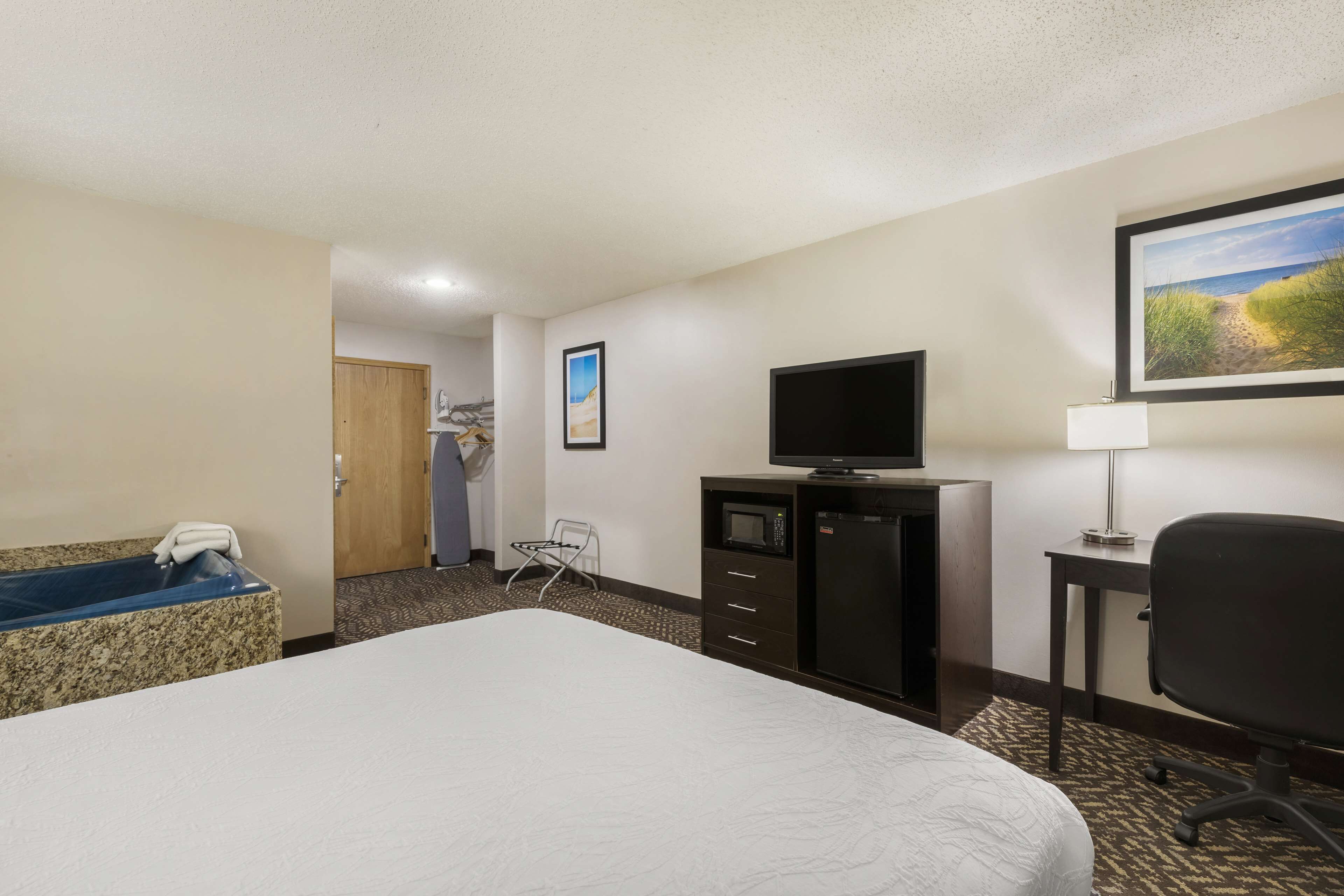 standard room, 1 queen bed, non smoking, jetted tub | hypo-allergenic bedding, laptop workspace, iron/ironing board