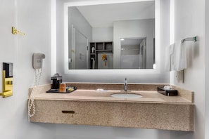 Quarto, 1 cama King e sofá-cama, para não fumantes | Roupas de cama premium, escrivaninha, ferros/tábuas de passar roupa