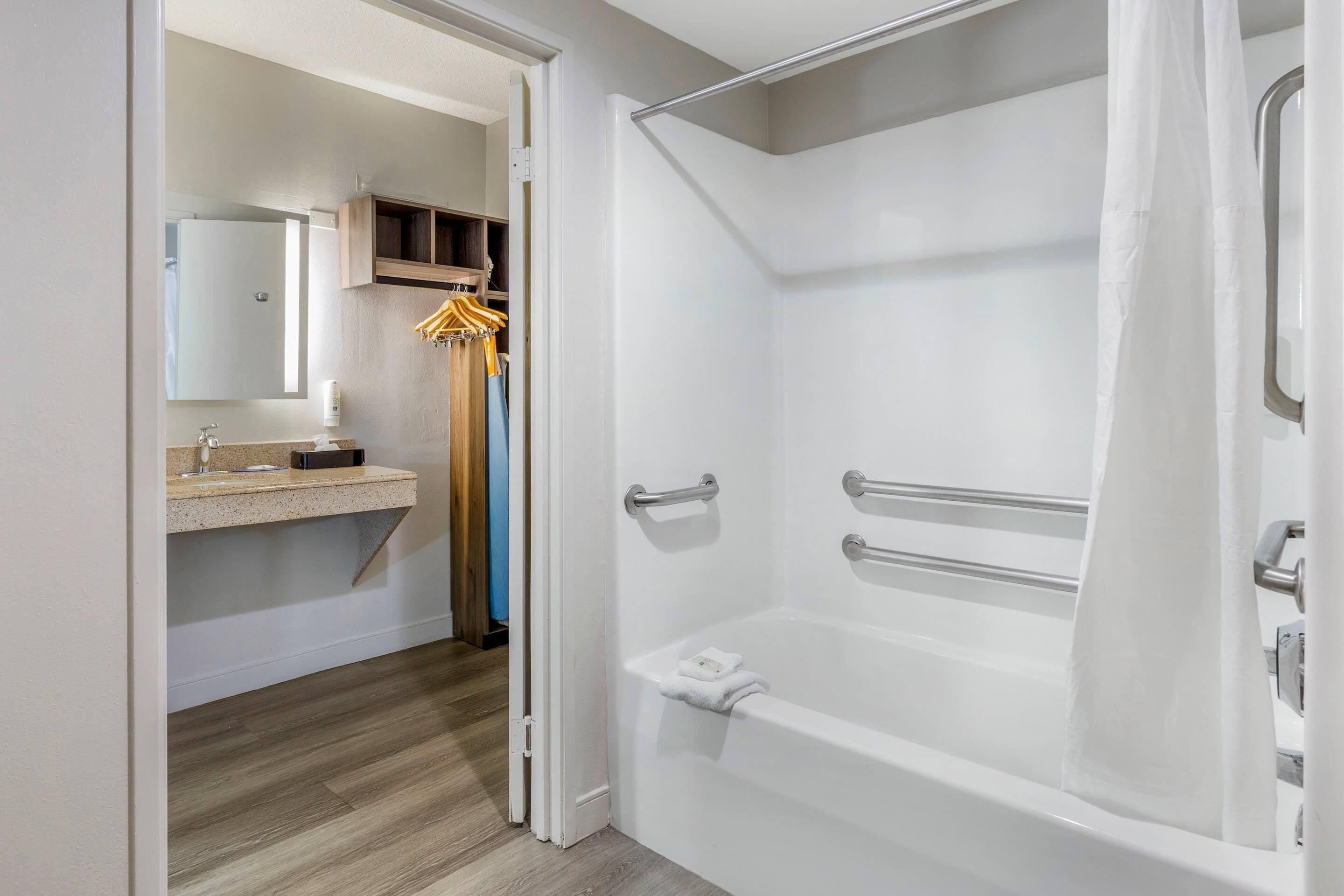 Kamer, 1 kingsize bed, toegankelijk voor mindervaliden, niet-roken | Luxe beddengoed, een bureau, een strijkplank/strijkijzer