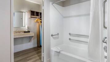 Kamer, 1 kingsize bed, toegankelijk voor mindervaliden, niet-roken | Luxe beddengoed, een bureau, een strijkplank/strijkijzer