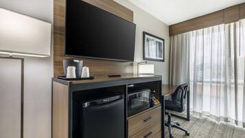 Een bureau, een laptopwerkplek, een strijkplank/strijkijzer, gratis wifi