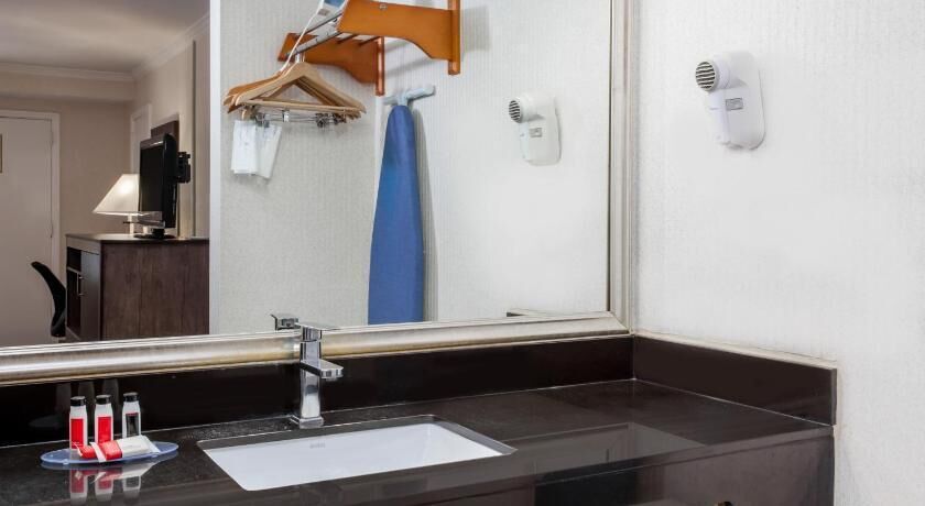 Bathroom | Combined shower/tub, free toiletries, hair dryer, towels