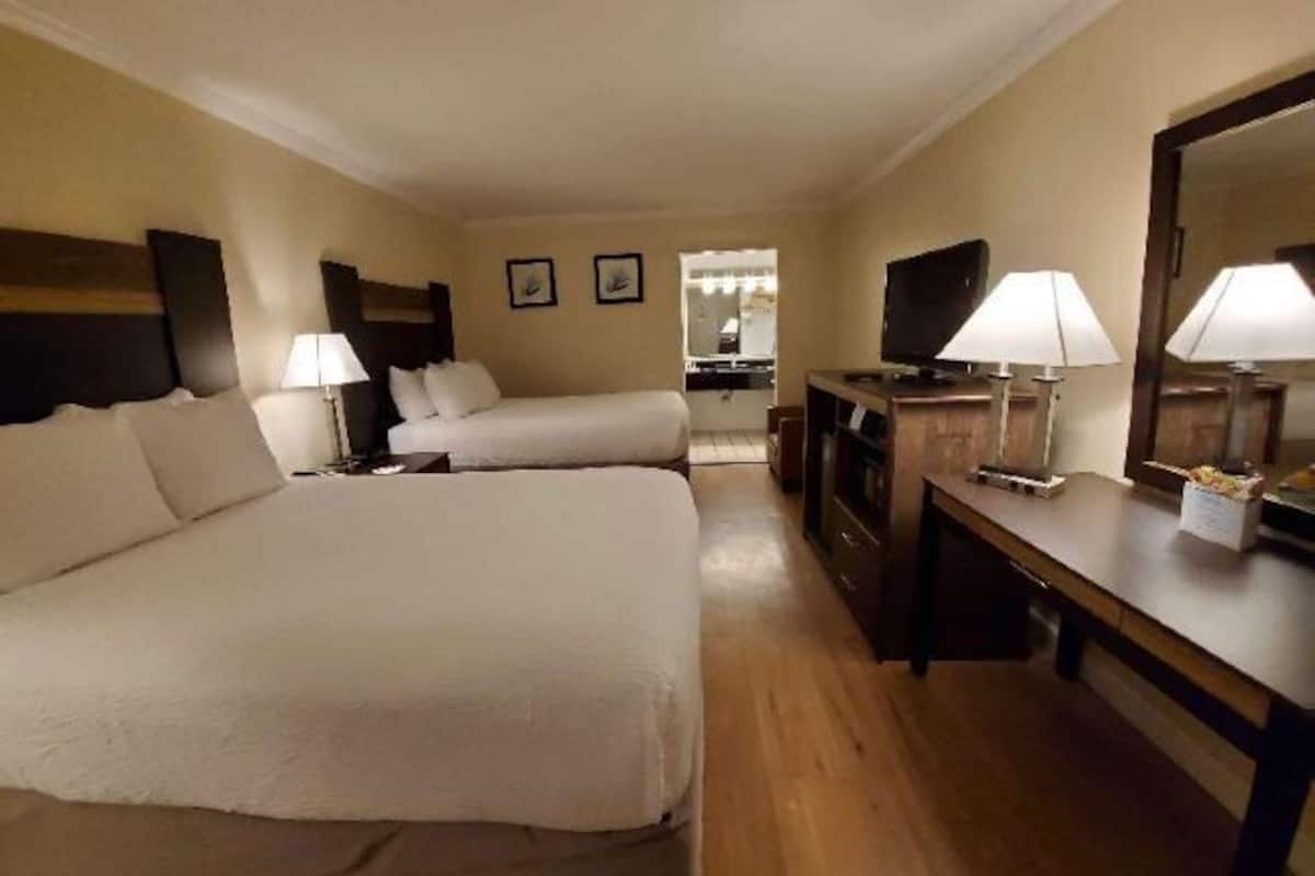 Meja kerja, setrika/meja setrika, dan tempat tidur bayi gratis