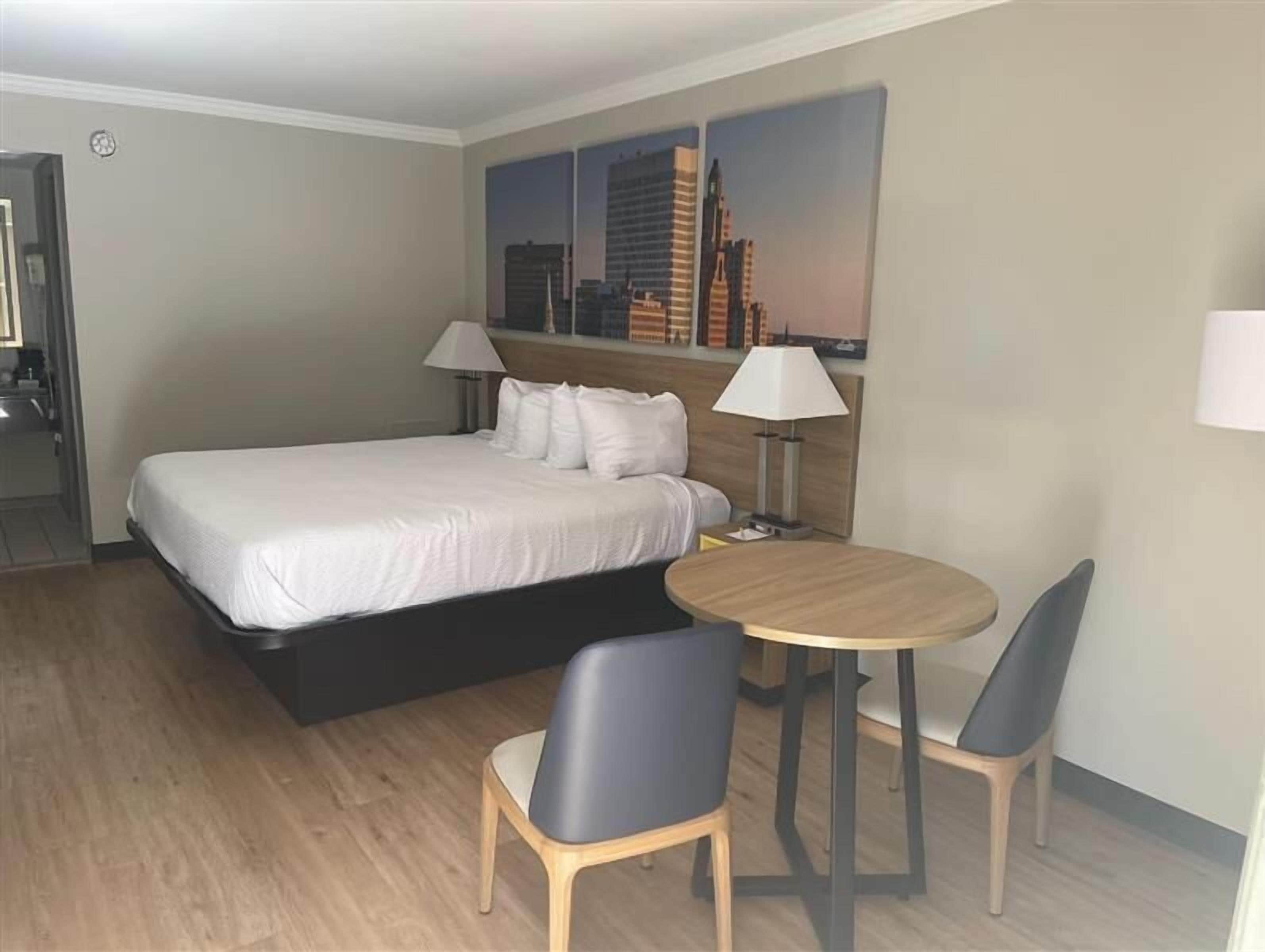 Deluxe Room, 1 King Bed, Non Smoking | Living area | TV