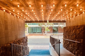 Property entrance - Hotel La Croix (Honolulu)