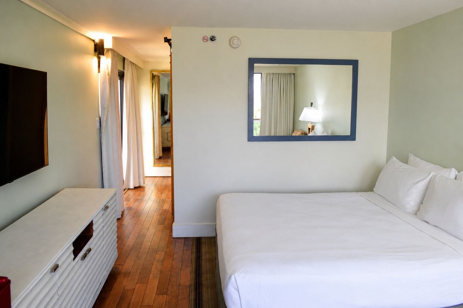 Premium Kalakaua Haus Corner King Two Lanai | In-room safe, cribs (surcharge), WiFi (free), bed sheets
