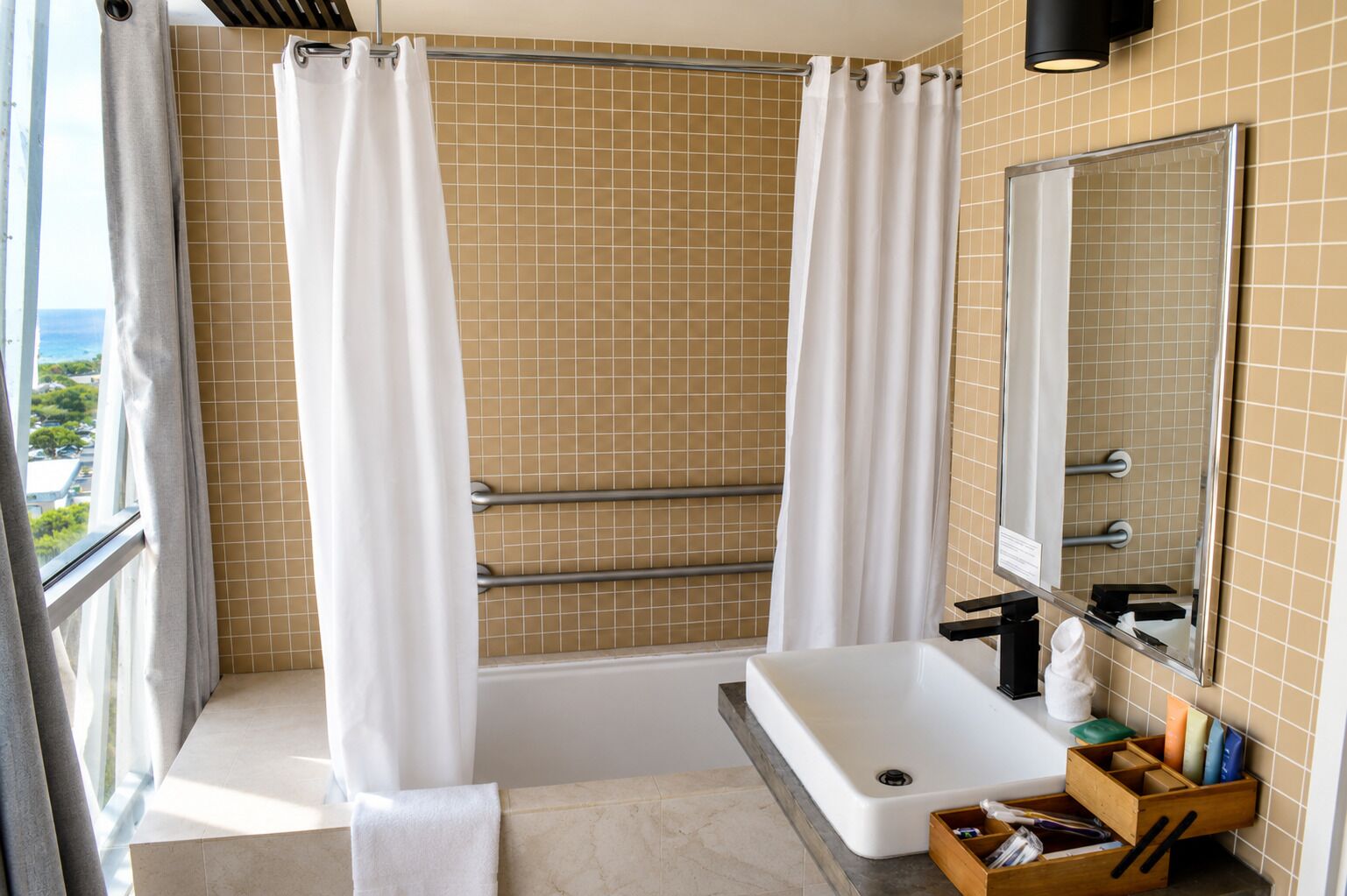 Penthouse, pemandangan kota (Club Access) | Kamar mandi | Shower, perlengkapan mandi gratis, pengering rambut, dan handuk