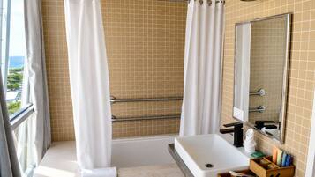 Penthouse, pemandangan kota (Club Access) | Kamar mandi | Shower, perlengkapan mandi gratis, pengering rambut, dan handuk