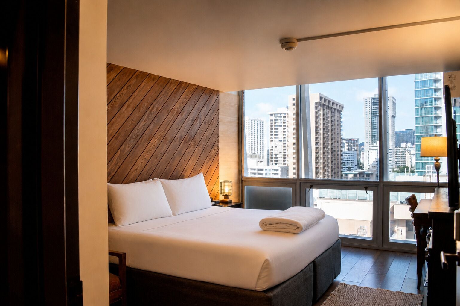 Penthouse Hoku Skyline Honolulu | In-room safe, cribs (surcharge), WiFi (free), bed sheets