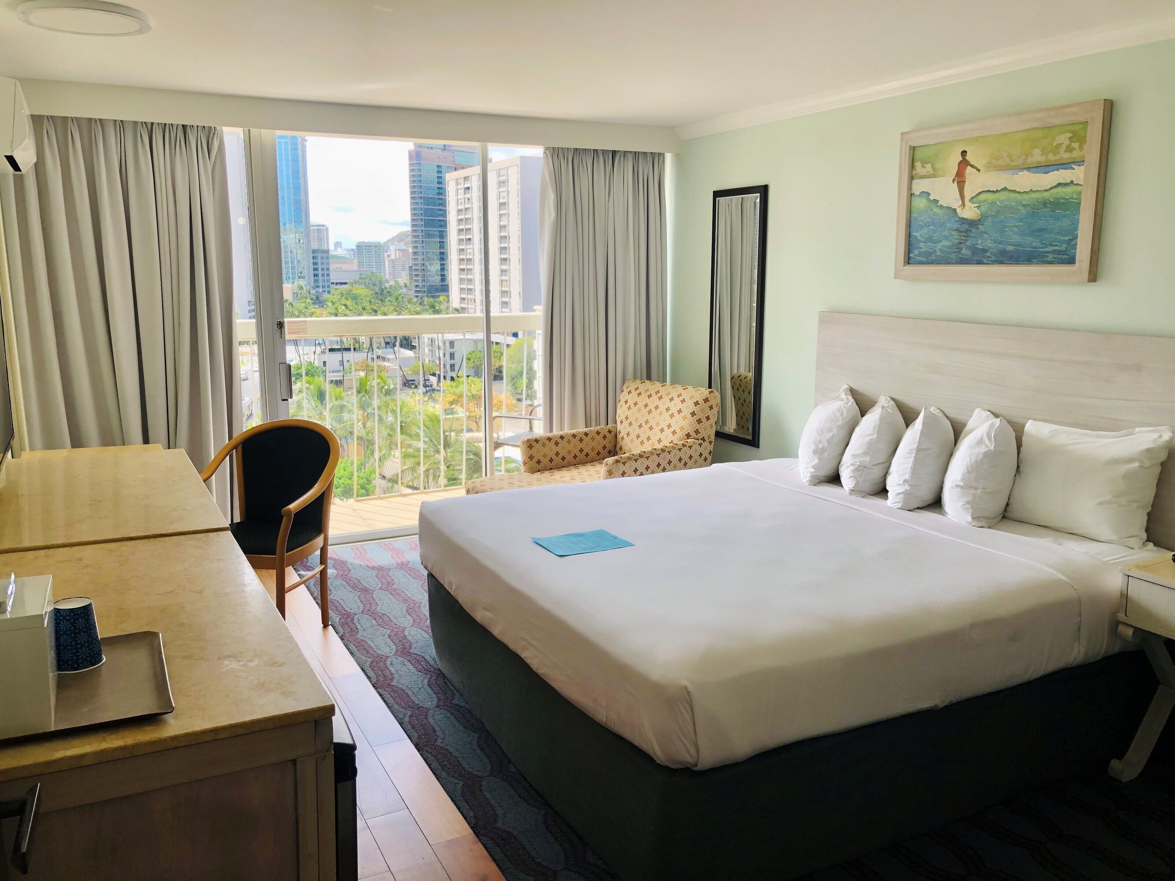 Rom – deluxe, 1 kingsize-seng | Safe på rommet, barnesenger og sengetøy