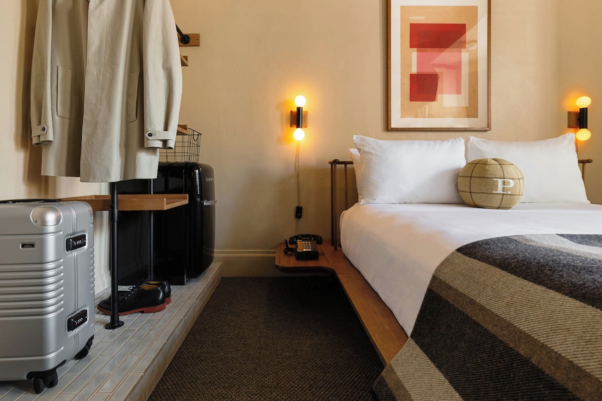 Deluxe Room, 1 Queen Bed (The Deluxe Queen) | Egyptian cotton sheets, premium bedding, pillowtop beds, minibar