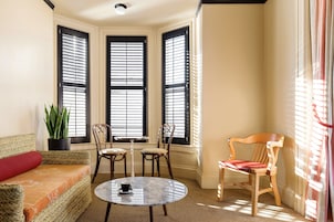 Una televisión de pantalla plana