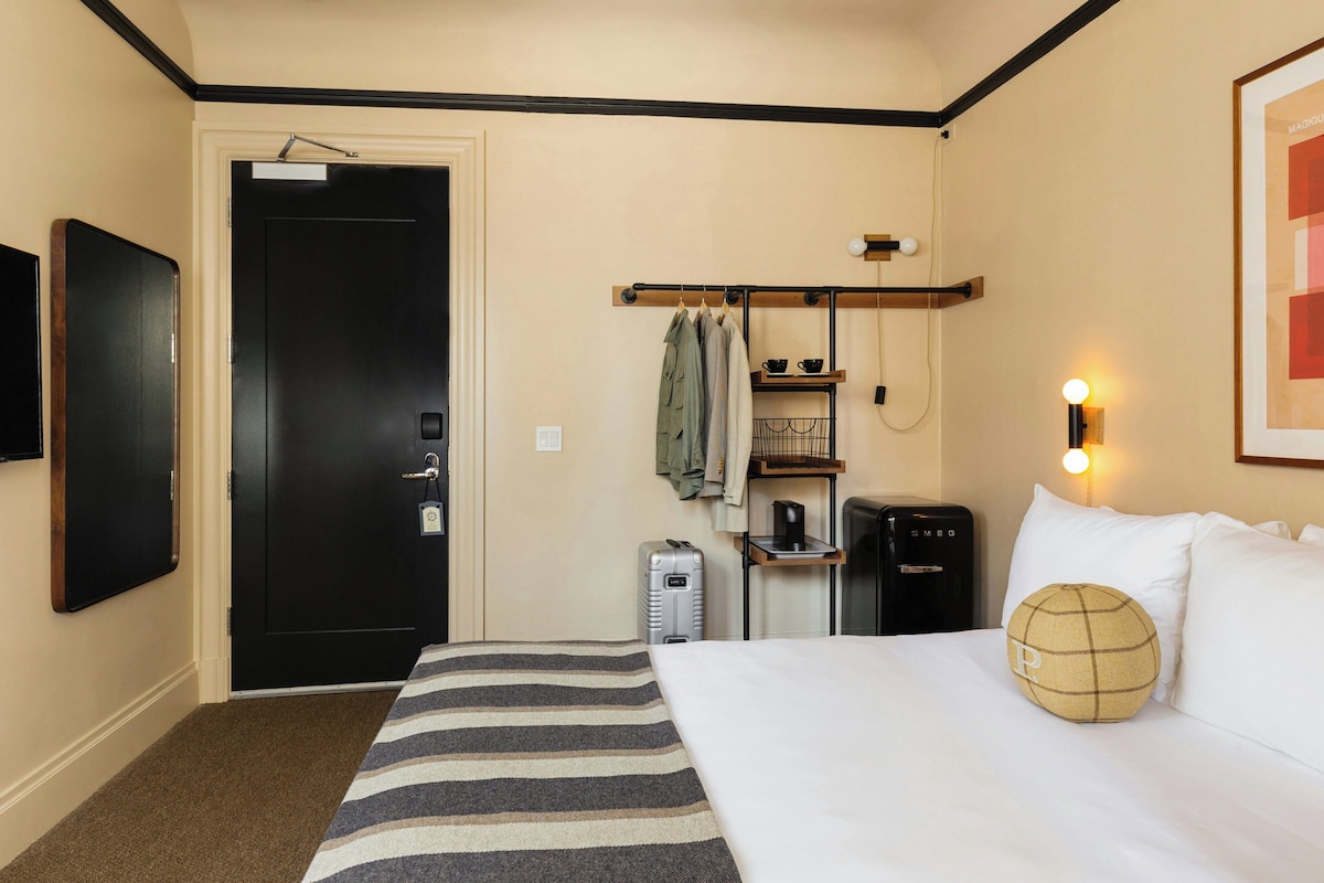 Standard Room, 1 Queen Bed, City View (The City Queen) | Egyptian cotton sheets, premium bedding, pillowtop beds, minibar