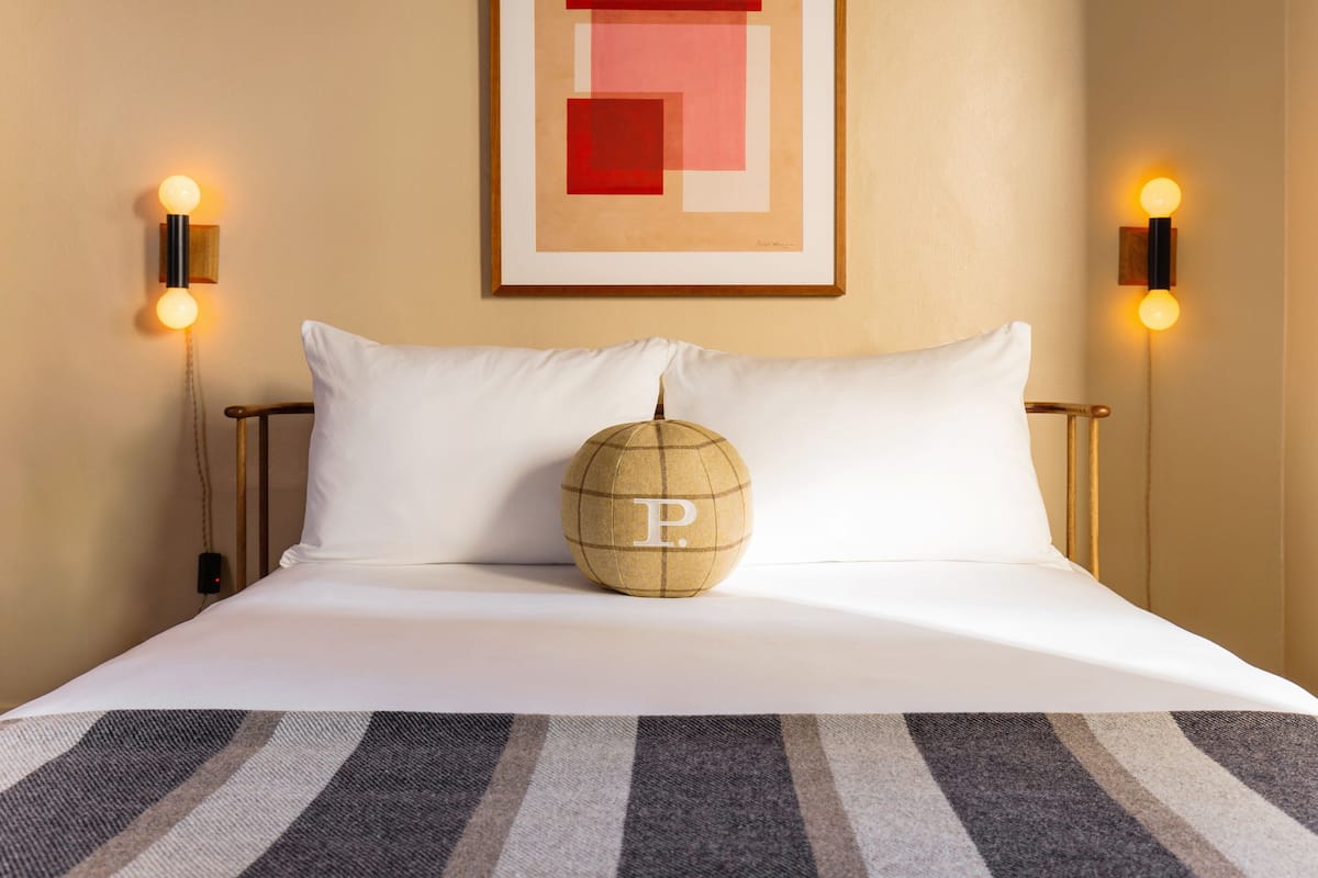 1 bedroom, Egyptian cotton sheets, premium bedding, pillowtop beds