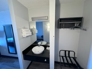 Standardzimmer, 1 King-Bett, Nichtraucher, Kühlschrank und Mikrowelle | Bügeleisen/Bügelbrett, kostenlose Babybetten, Zustellbetten, Bettwäsche