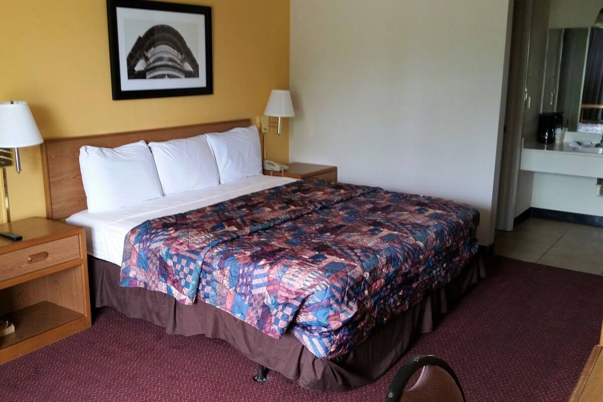 特色装修、特色家居、办公桌、笔记本电脑工作区