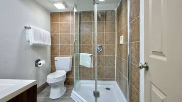 Combined shower/bathtub, free toiletries, hair dryer, towels