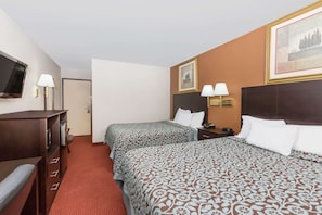 Habitación estándar, 2 camas de matrimonio | Escritorio, tabla de planchar con plancha, cunas gratuitas