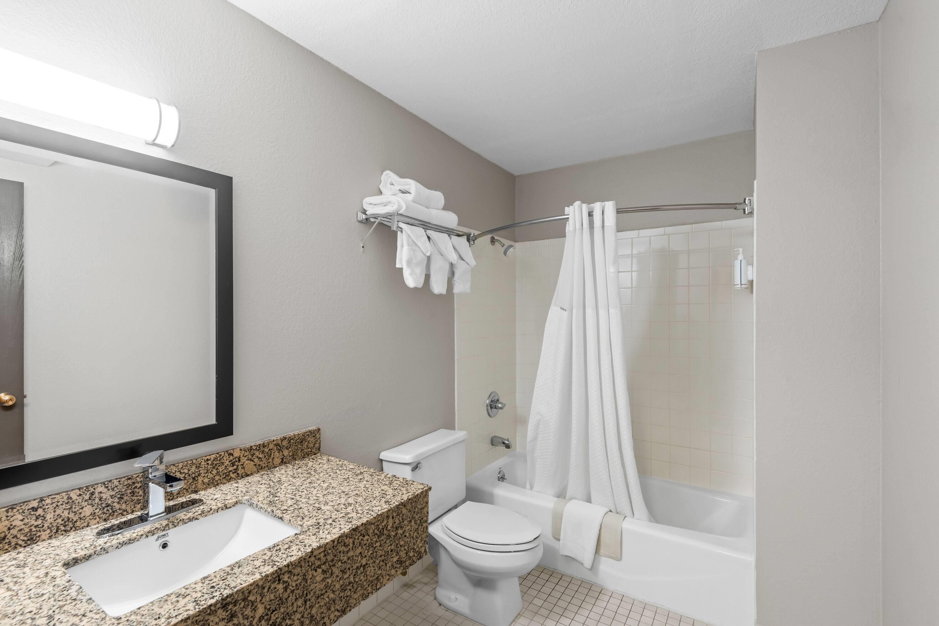 Standard Room, 1 King Bed | Bathroom