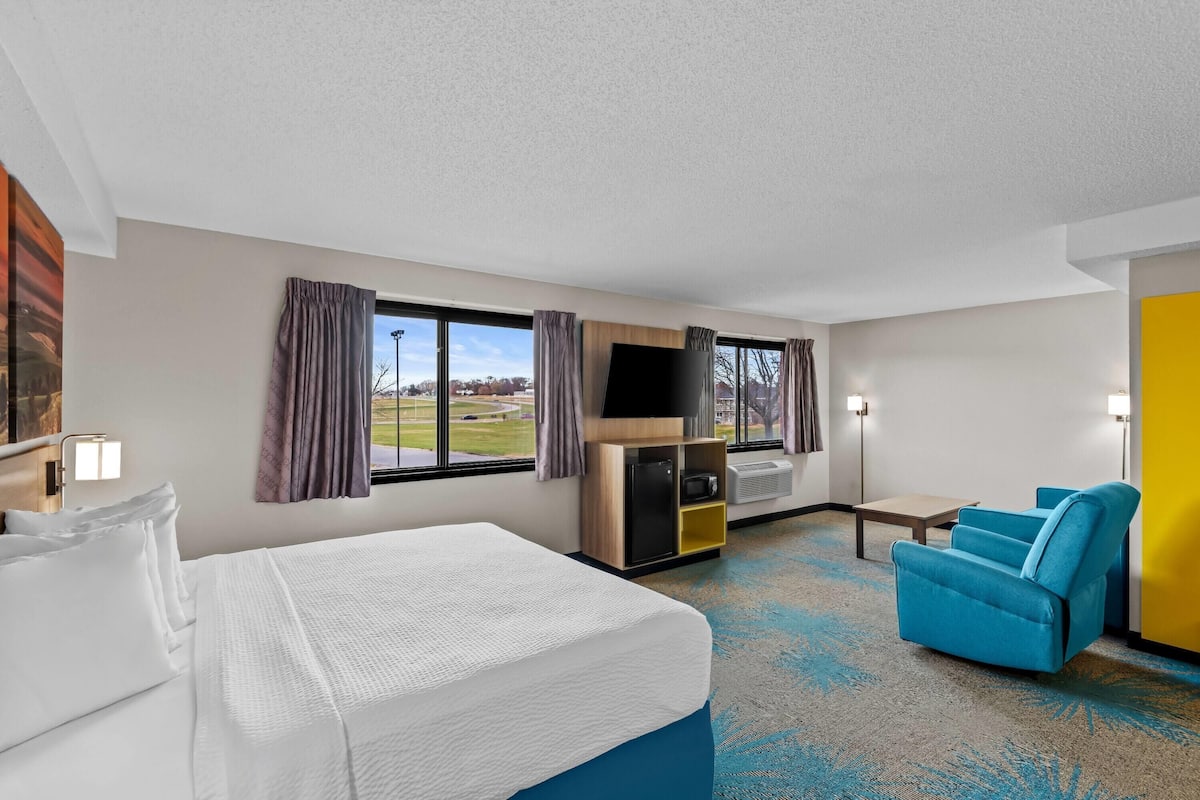 Suite, 1 King Bed, Non Smoking | Desk, iron/ironing board, free cots/infant beds, rollaway beds