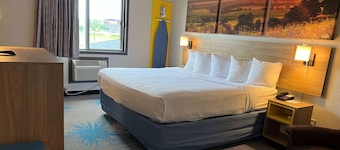 Days Inn & Suites by Wyndham Des Moines Airport