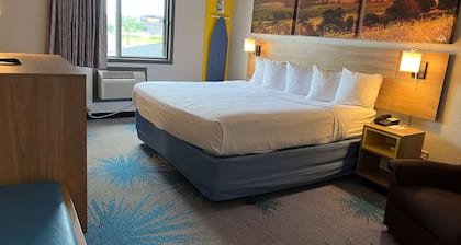 Days Inn & Suites by Wyndham Des Moines Airport