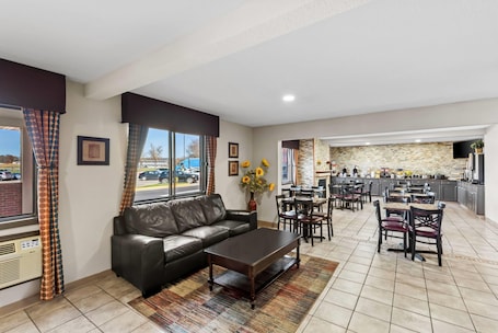 Lobby. Days Inn & Suites by Wyndham Des Moines Airport