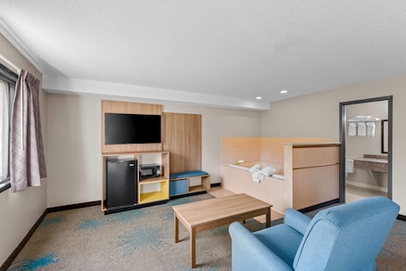 Suite, 1 Queen Bed | Desk, soundproofing, iron/ironing board, free cribs/infant beds. Days Inn & Suites by Wyndham Des Moines Airport