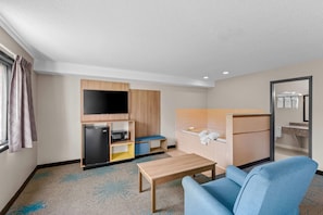 Suite, 1 Queen Bed | Jetted bathtub - Days Inn & Suites by Wyndham Des Moines Airport (Des Moines)