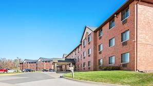 Exterior - Days Inn & Suites by Wyndham Des Moines Airport (Des Moines)