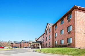 Exterior - Days Inn & Suites by Wyndham Des Moines Airport (Des Moines)