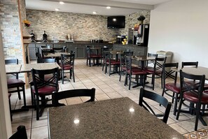 Café da manhã com buffet grátis todos os dias