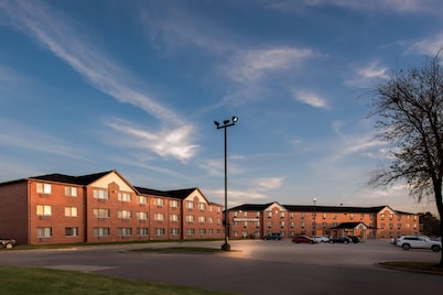 Days Inn & Suites by Wyndham Des Moines Airport
